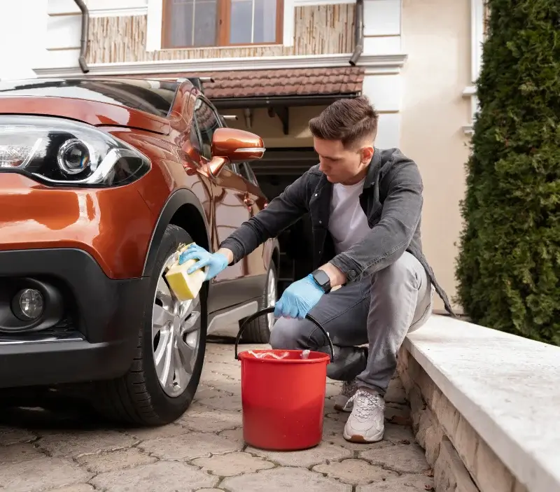 Lavage auto à domicile Vieillevigne : professionnel intervenant sur un véhicule